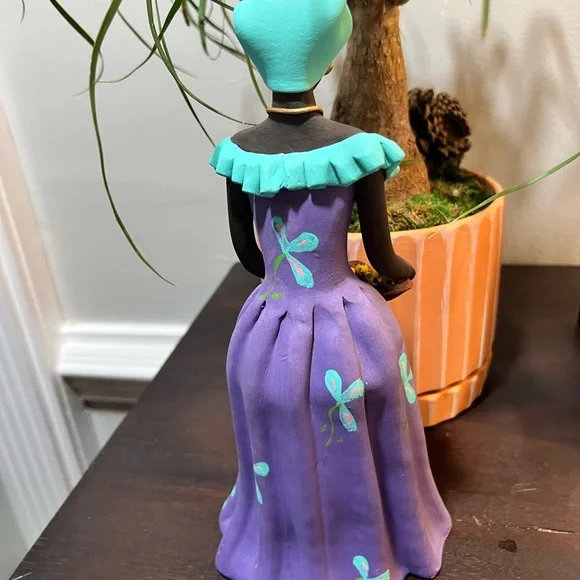 Clay Statue Venezuela Woman Figurine - Picture 3 of 7